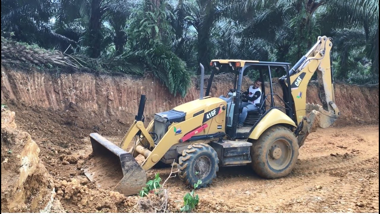 Keren, Alat Berat Mini Backhoe Loader CAT 416F Sedang Melakukan Loading Tanah ke Dump Truck.