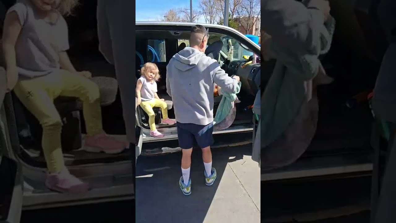 Chavarria Strong live! At the Car Wash! Helping Mom #chavarriastrong #lifestream #irl #live #carwash
