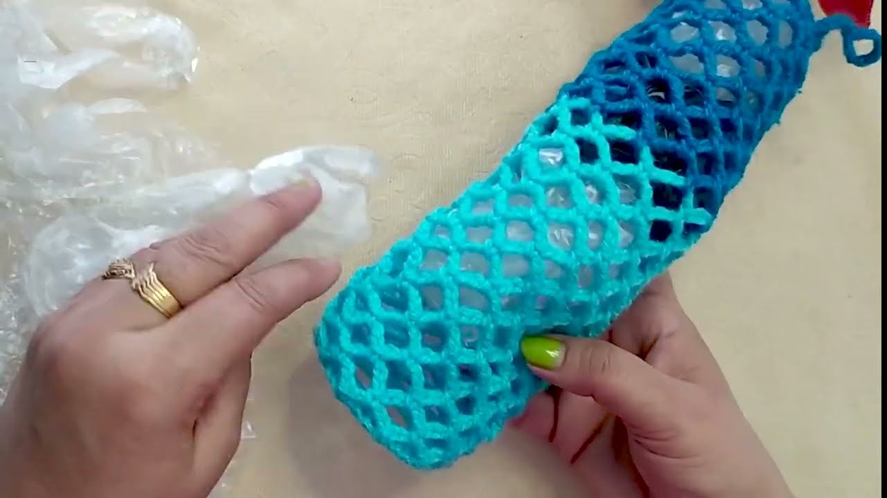 Bag Holder with crochet skil, very useful idea to contain old bags
