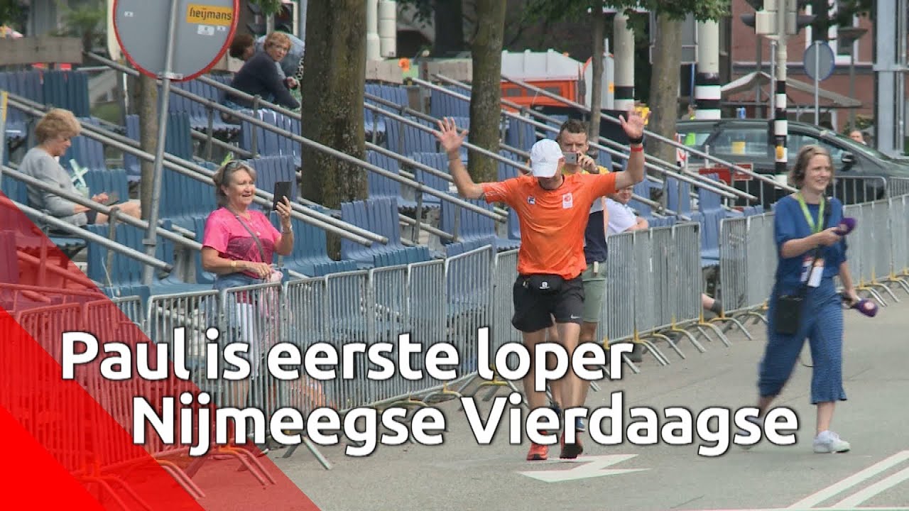 Paul Jansen uit Rosmalen finisht als eerste wandelaar op de Nijmeegse Vierdaagse.