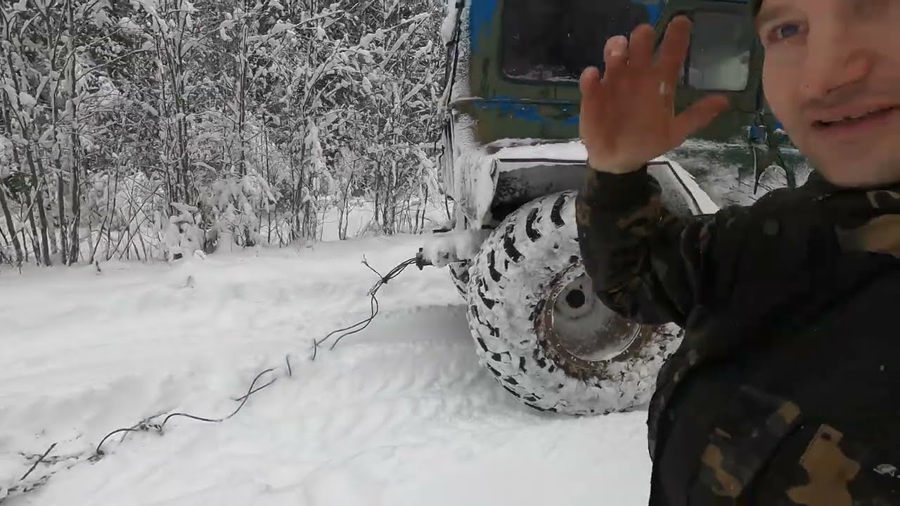 Зимний лес, вездеход и рельсы: будни в деревне