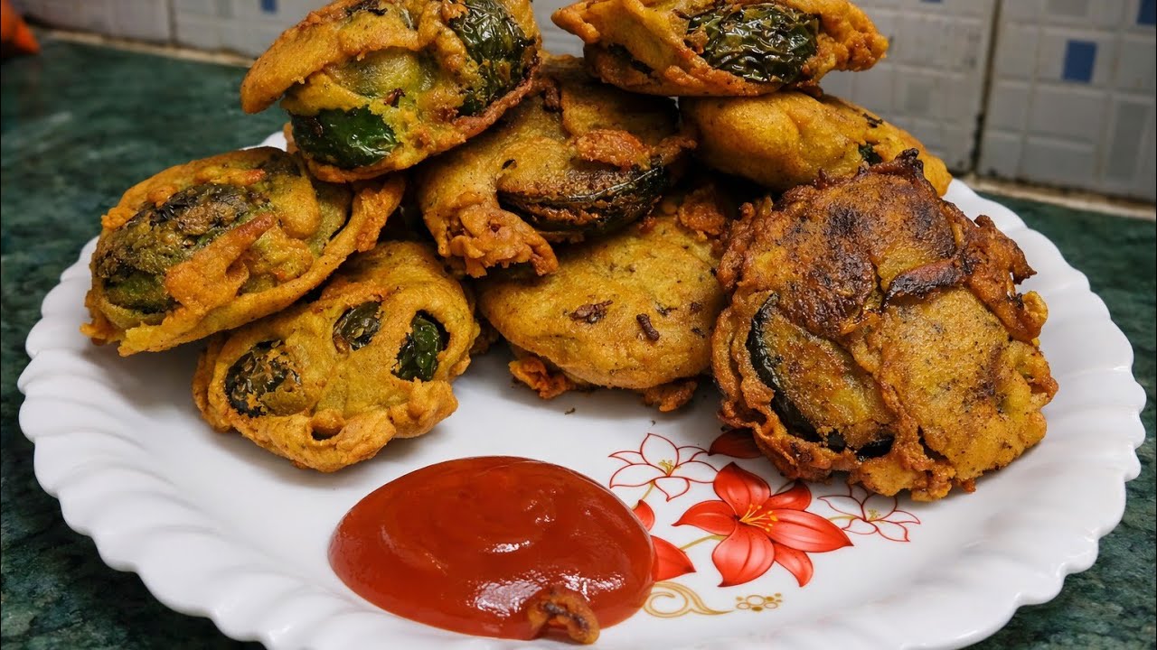 Simala mirchi ke aalu masala pakode yummy 😋 
