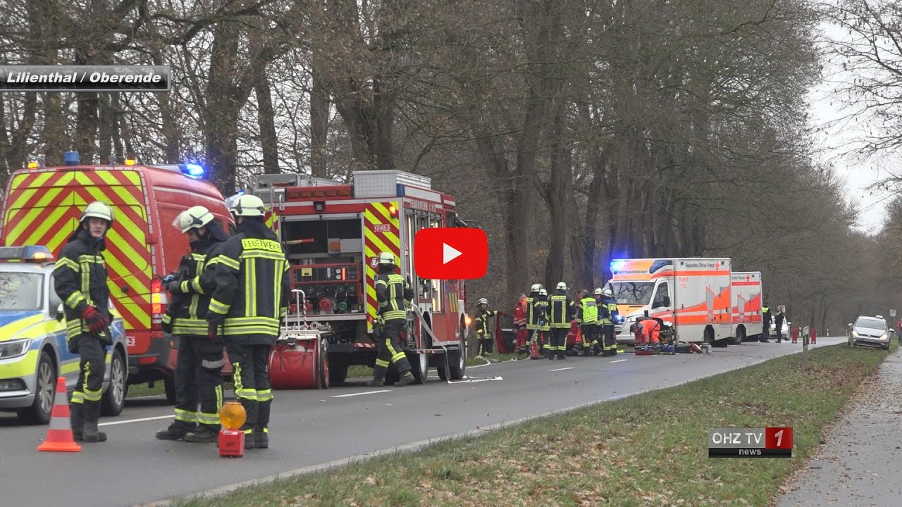Zwei Schwerverletzte bei Baumcrash: VW Golf gerät von Fahrbahn und prallt in Baum