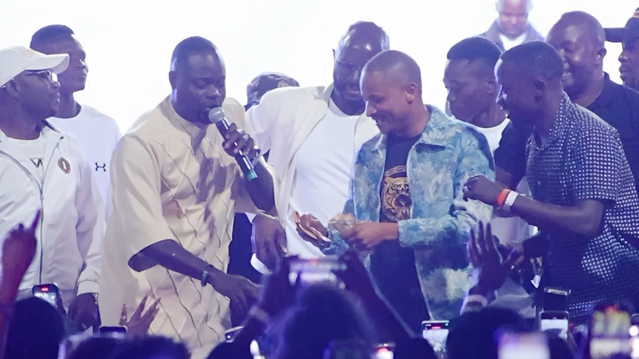 BABU OWINO SHOWERS ODONGO SWAG WITH CASH FOR HIS OUTSTANDING PERFORMACE🔥🔥🔥