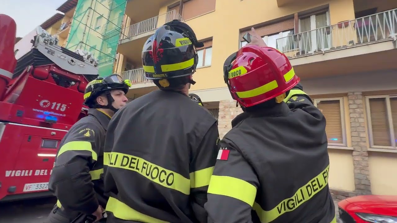 Firenze, crolla parte di un cornicione: paura e due ferite in strada