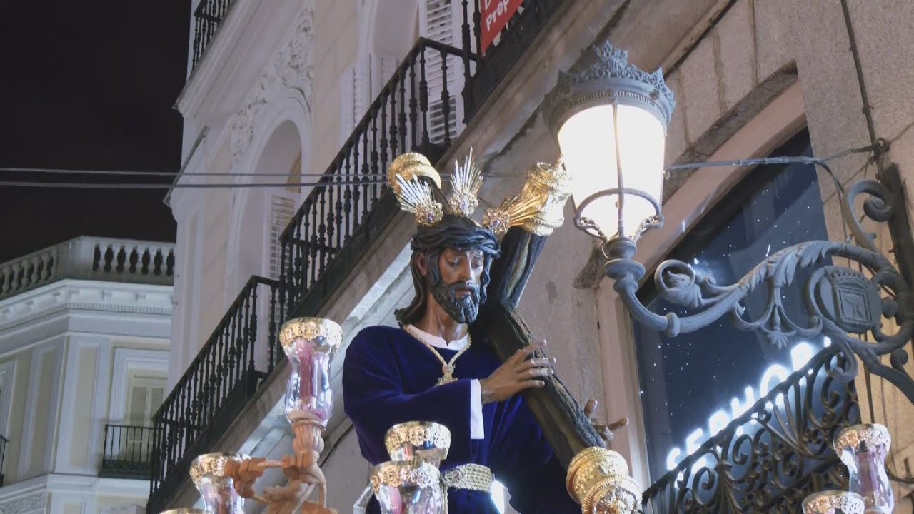 Susto en la procesi&oacute;n de 'Los Gitanos' de Madrid: la imagen se engancha en un cable