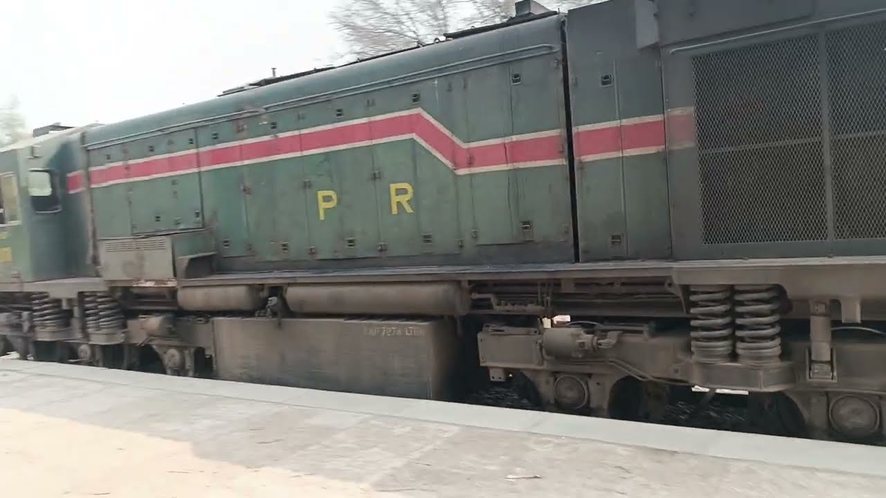 45UP Pakistan Express Departure from Chak Jhumra Junction || PHA20 locomotive whistle || HMC Pakrail
