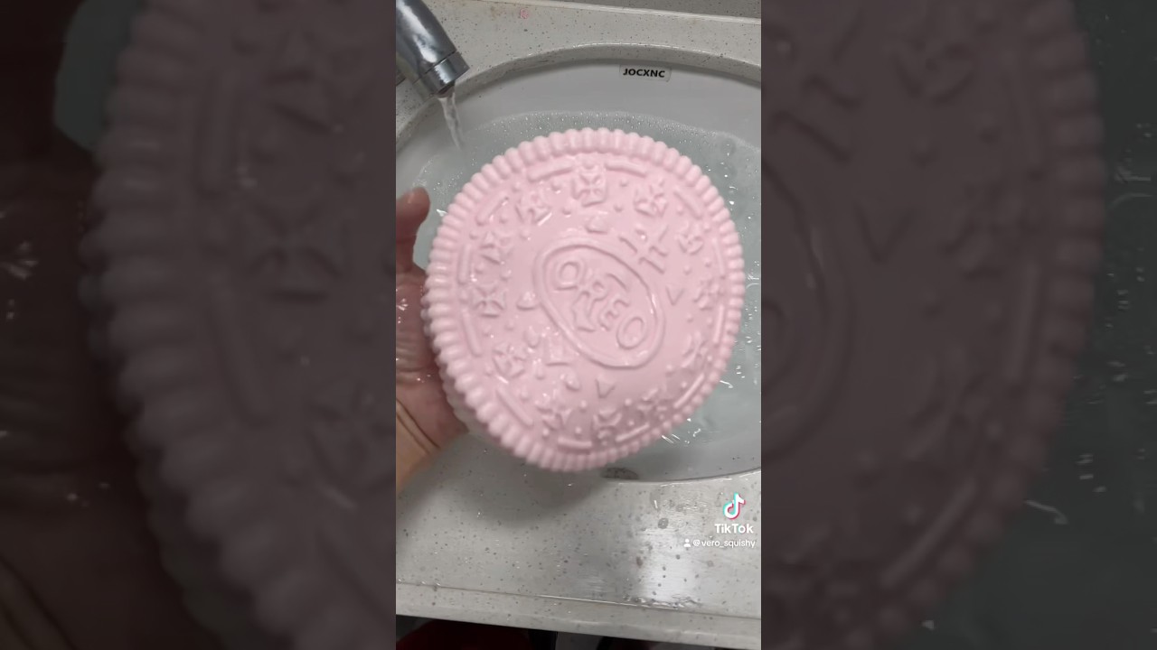 Let&rsquo;s make a super big Oreo #oreocake #oreo#squishy #stressfree #stressrelief #satisfying #handmade