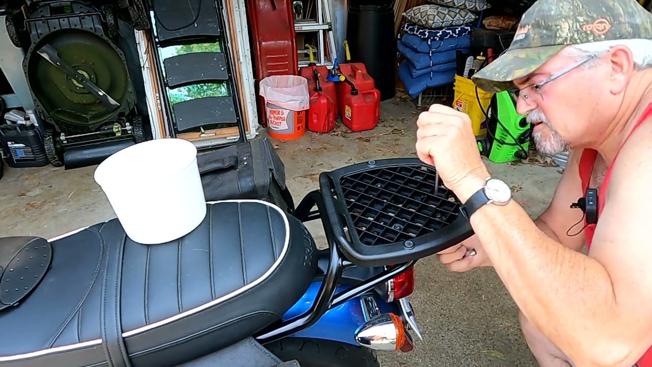 Givi top box plate and windshield quick detach on Triumph T120
