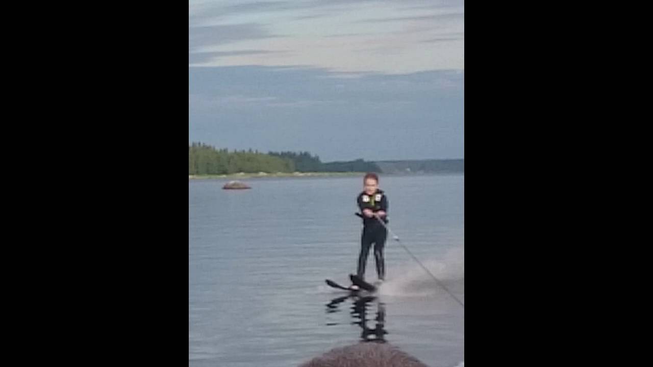 Olvi on water skis, Al&ouml;ren