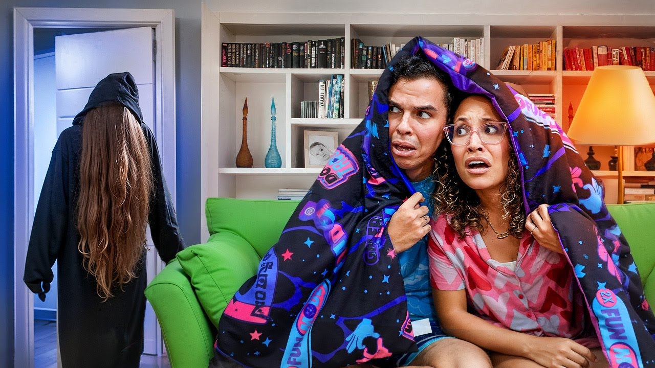 UMA MENINA ASSOMBRADA APARECEU NA MANSÃO ÀS 3:00 HORAS DA MANHÃ E TROUXE SUA IRMÃ!