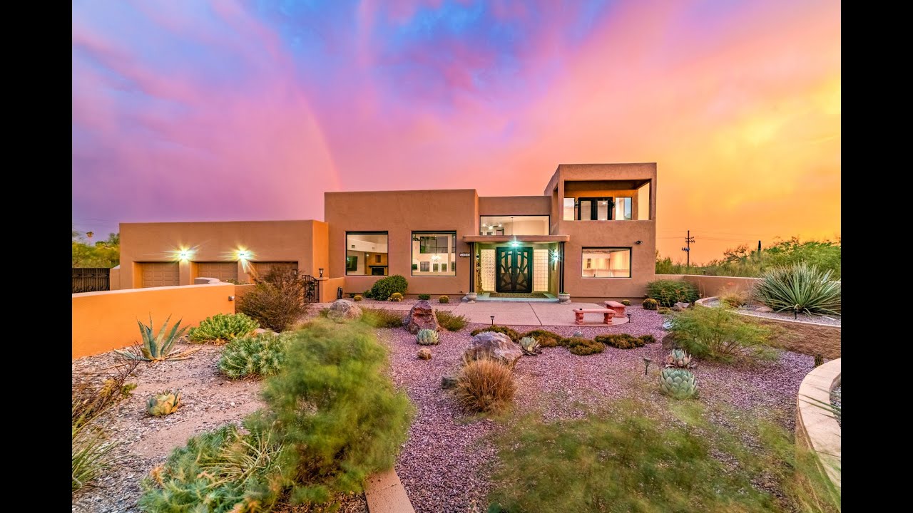 North Tucson Custom Home in Gated Community Offer Cityscape and Mountain Views!