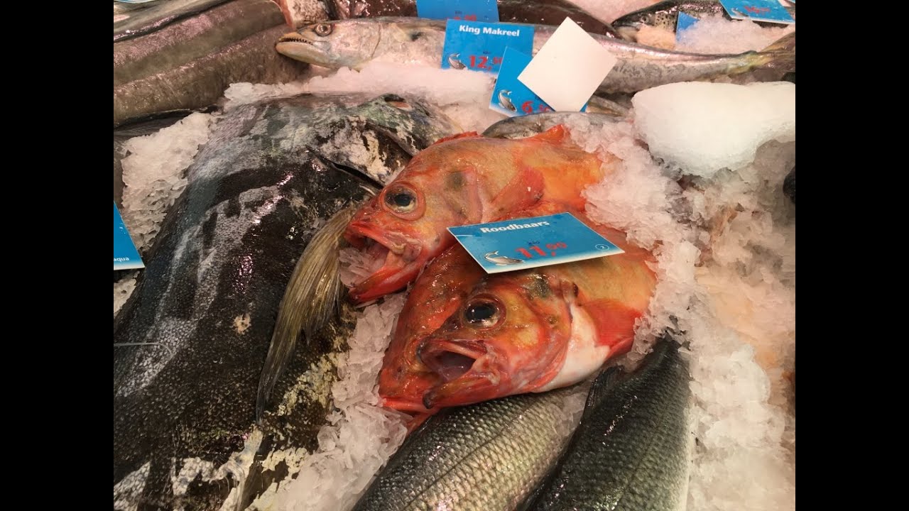 Vishandel Wouter Koelewijn op de markt in Nunspeet