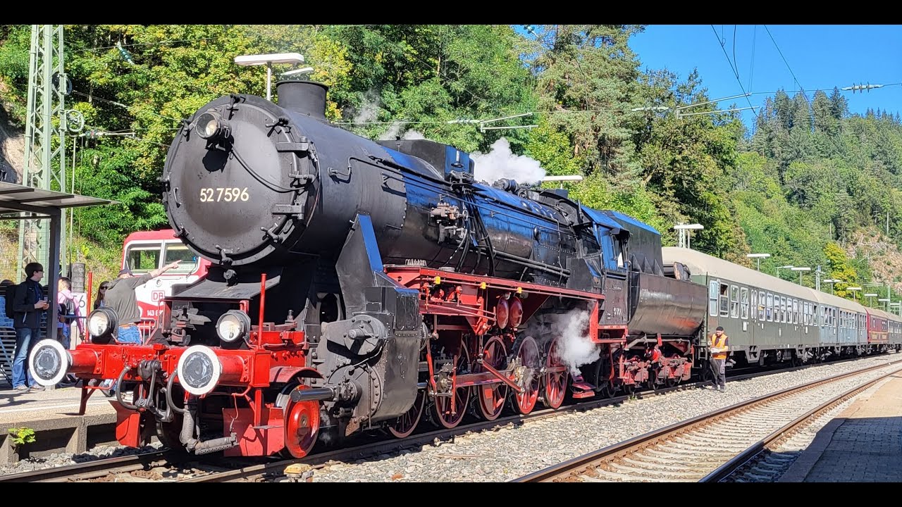 Triberg im Schwarzwald 21.09.2024 : Abfahrt des Dampfzugs nach St.Georgen mit der 52 7596 der EFZ