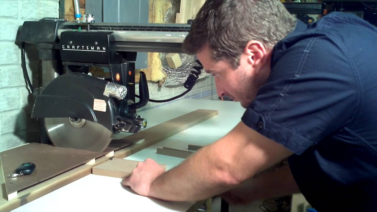 Dust shroud for radial arm saw