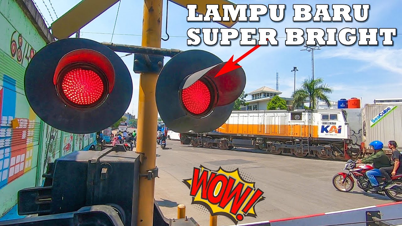 HOREE !! Perlintasan Khusus KA Kontainer JPL 11F Tanjung Priuk Kini Punya Lampu Flasher Baru