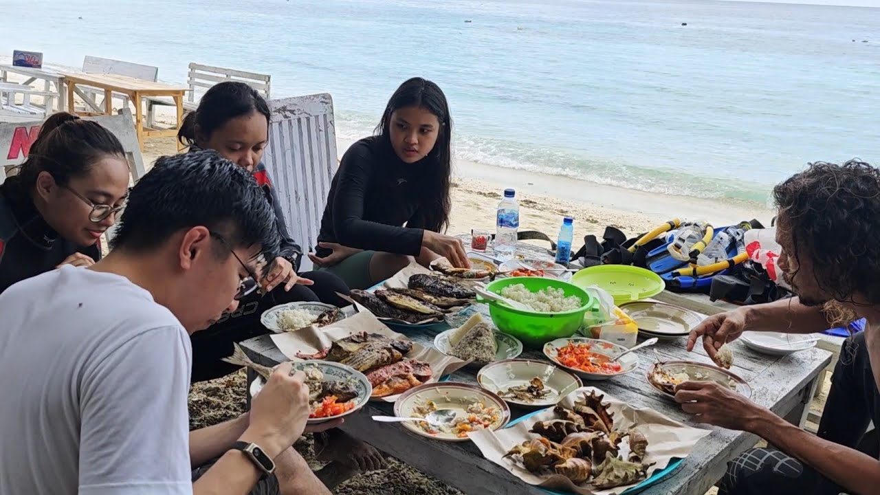 AKTIVITAS NELAYAN TRADISIONAL berburu Ikan, Diving dan Makan hasil buruan di Pantai