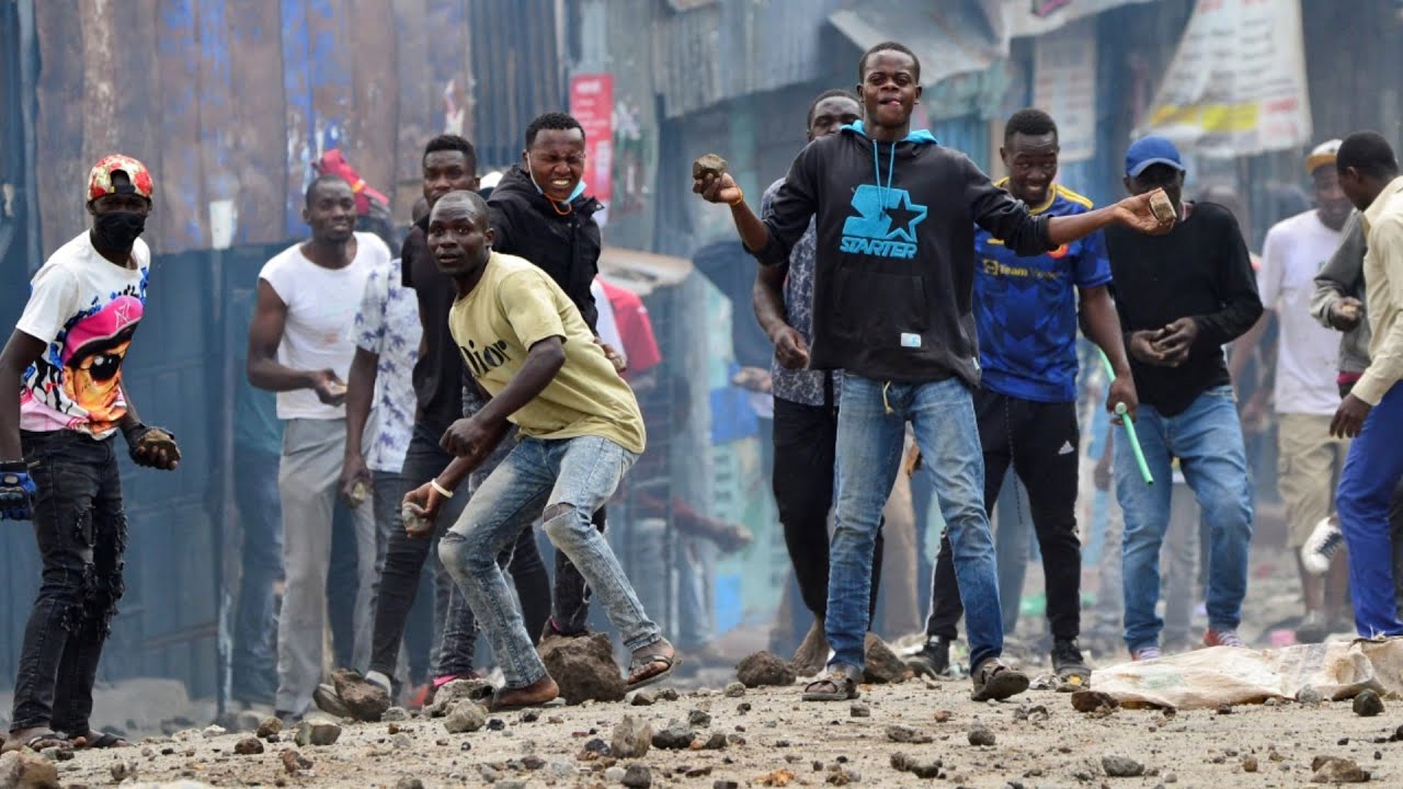 Drama in Migori, Ruto chased away by angry Luos after calling Raila MGANGA in church!