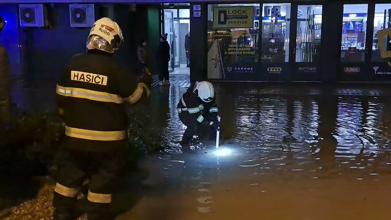 Voda v Pezinku. Zaplavila okolie bytovky na ul. Eugena Suchoňa