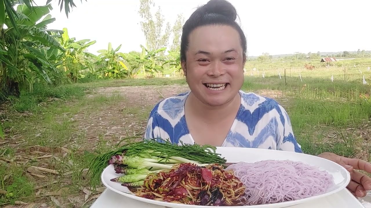 เผ็ดจนหูอื้อส้มตำพริกกับขนมจีนสุดอร่อยเมนูนี้หายง่วงแต่เกิดอะไรขึ้นสาวเฉิ่มถึงกับวิ่ง