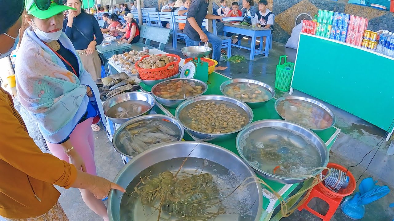 Ăn hải sản tươi sống tại biển Cổ Thạch thì còn gì bằng