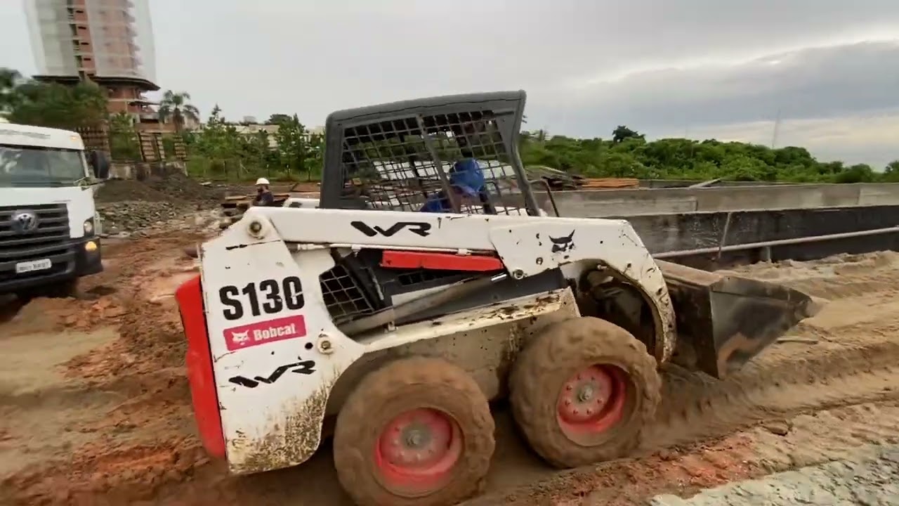 BOBCAT S130 trabalhando