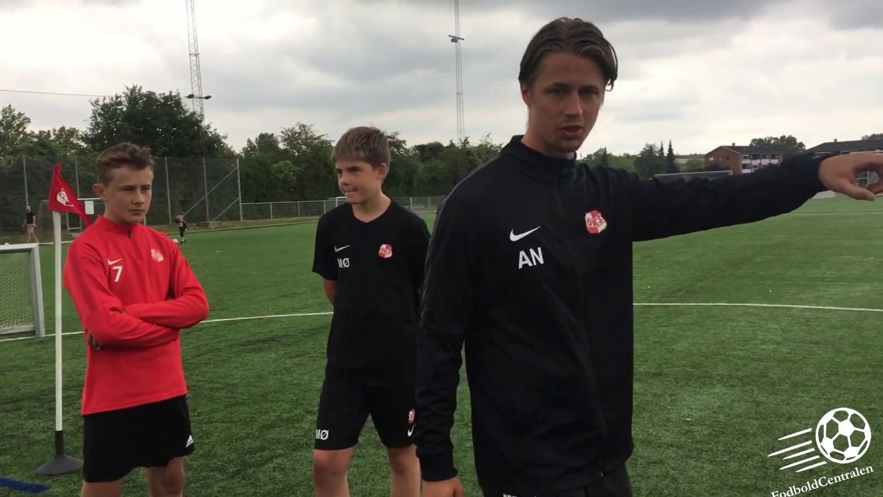 FODBOLD&Oslash;VELSE TIL DEN CENTRALE MIDTBANE SPILLER
