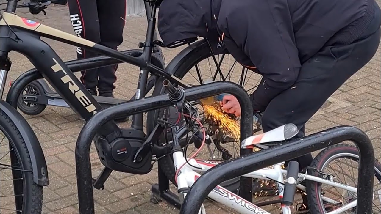 Omstander filmt hoe dief schaamteloos fiets steelt met slijpschijf