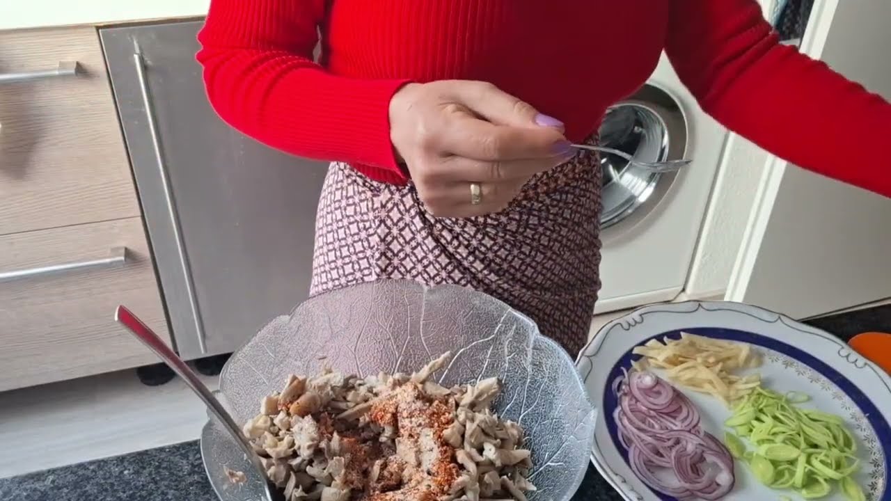 ชุปเห็ดบดฝรั่งแบบแห้งๆพร้อมแกงอ่อมไก่ใส่กระเทียมป่าสดๆ
