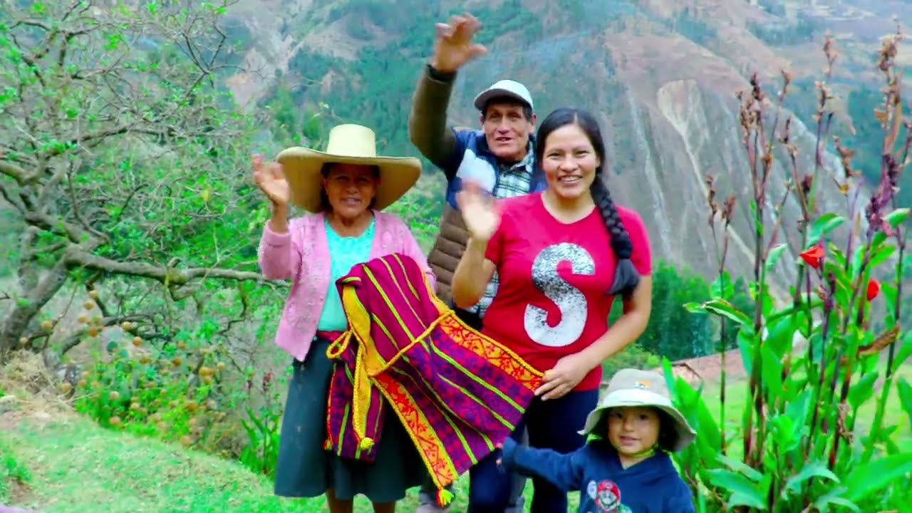 Tejiendo una alforja colorida en un telar tradicional