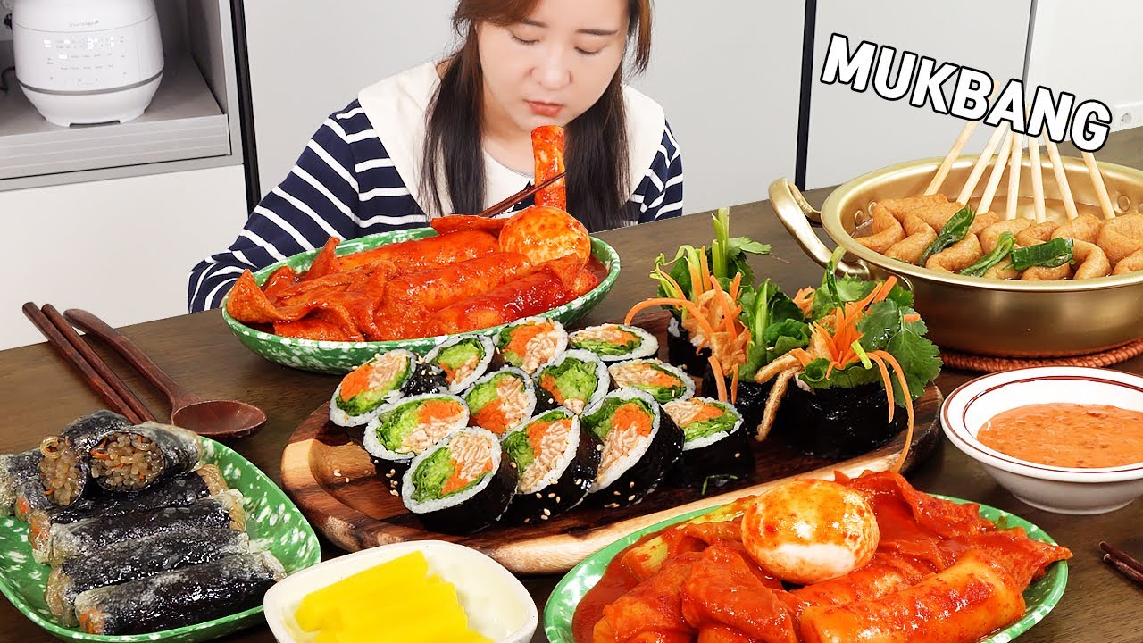 Mukbang :) корейский Tteokbokki, овощной кимбап, рулет из водорослей из рисовой бумаги, рыбный пирог