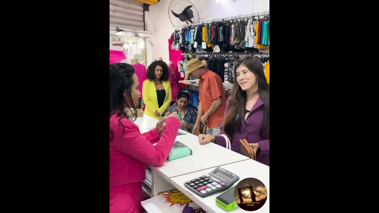 Ela os tratou da pior forma possível e não queria vender essas roupas por causa da aparência..