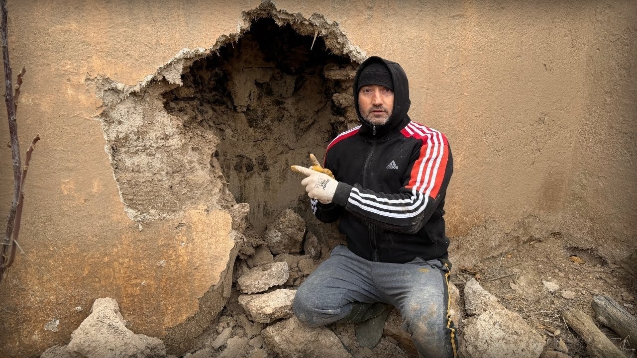 Evdeki Duvardan Gelen Gizemli Define Sinyali Bizi Şoka Uğrattı !!!