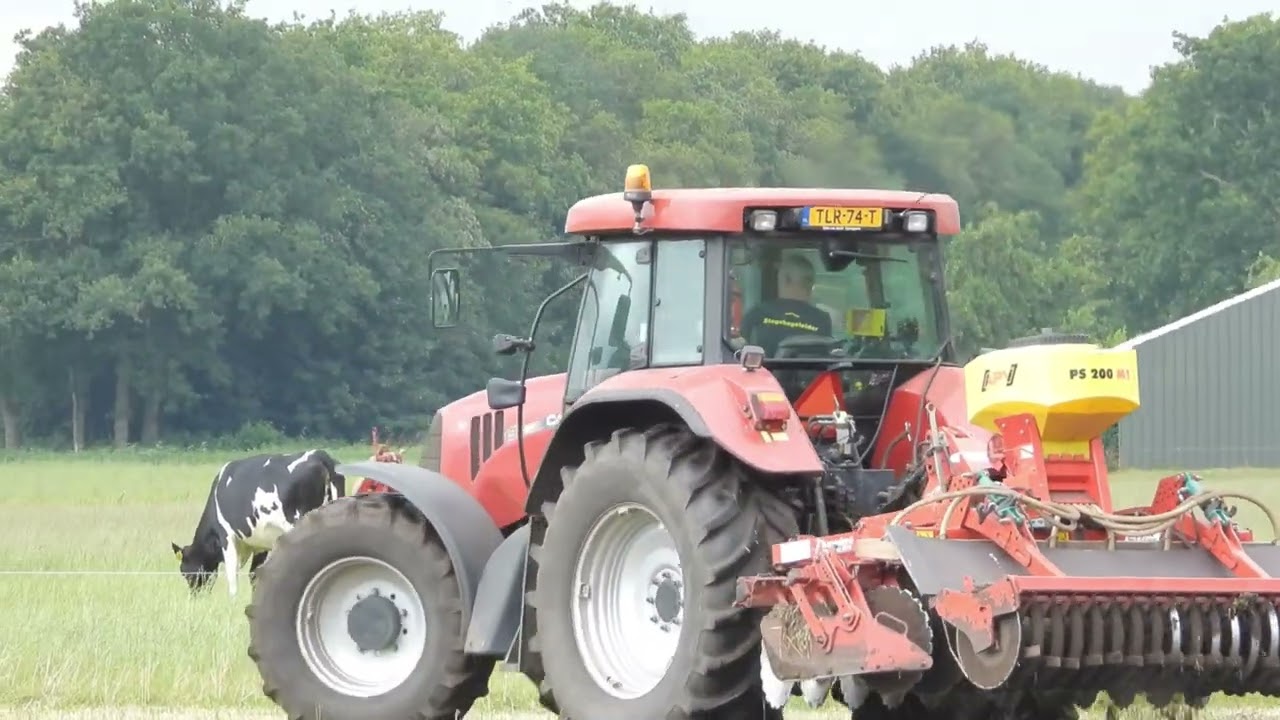 Case IH CVX 150 met Kverneland Qualidisc aan het zaaien in Harich