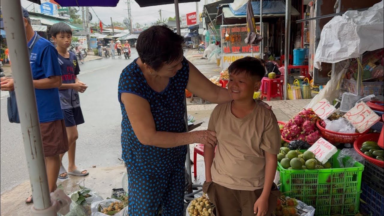 Anh Mập Đưa Huy T&iacute; Hon Đi Tuốt Lại Nhang Sắc v&agrave; Mua Tr&aacute;i C&acirc;y Về Đ&atilde;i Chị &Uacute;t Ống Tre