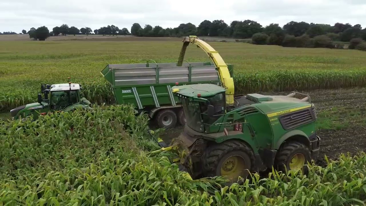 Ensilage chez Sylvain et David avec deux ensileuses John Deere