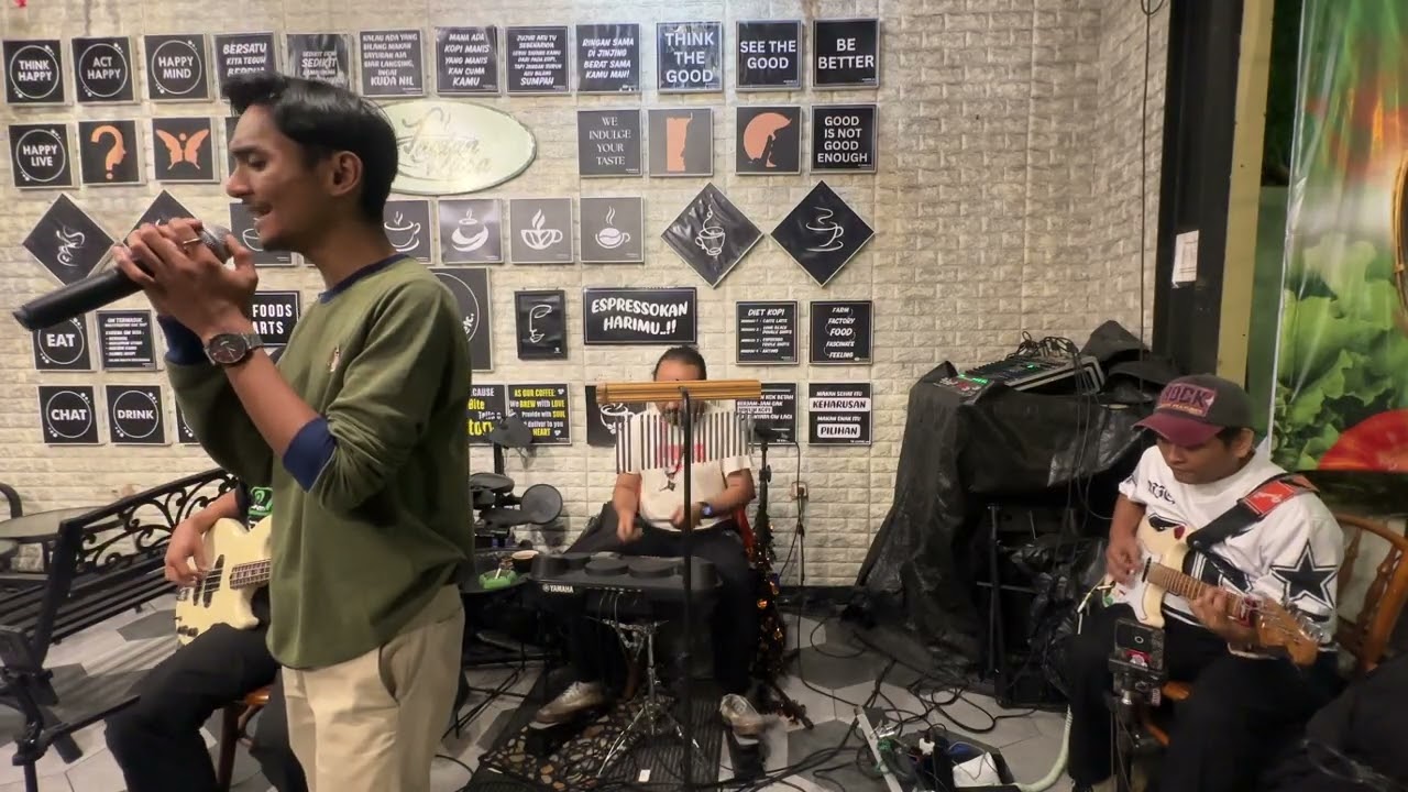 4People gig at Tautan Resto Set 1
