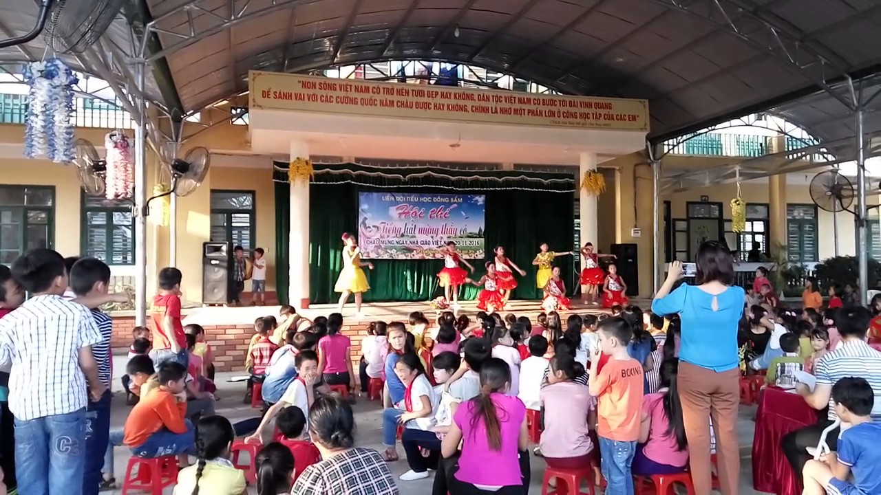 Múa vui đến trường của tiểu học Đồng Bẩm