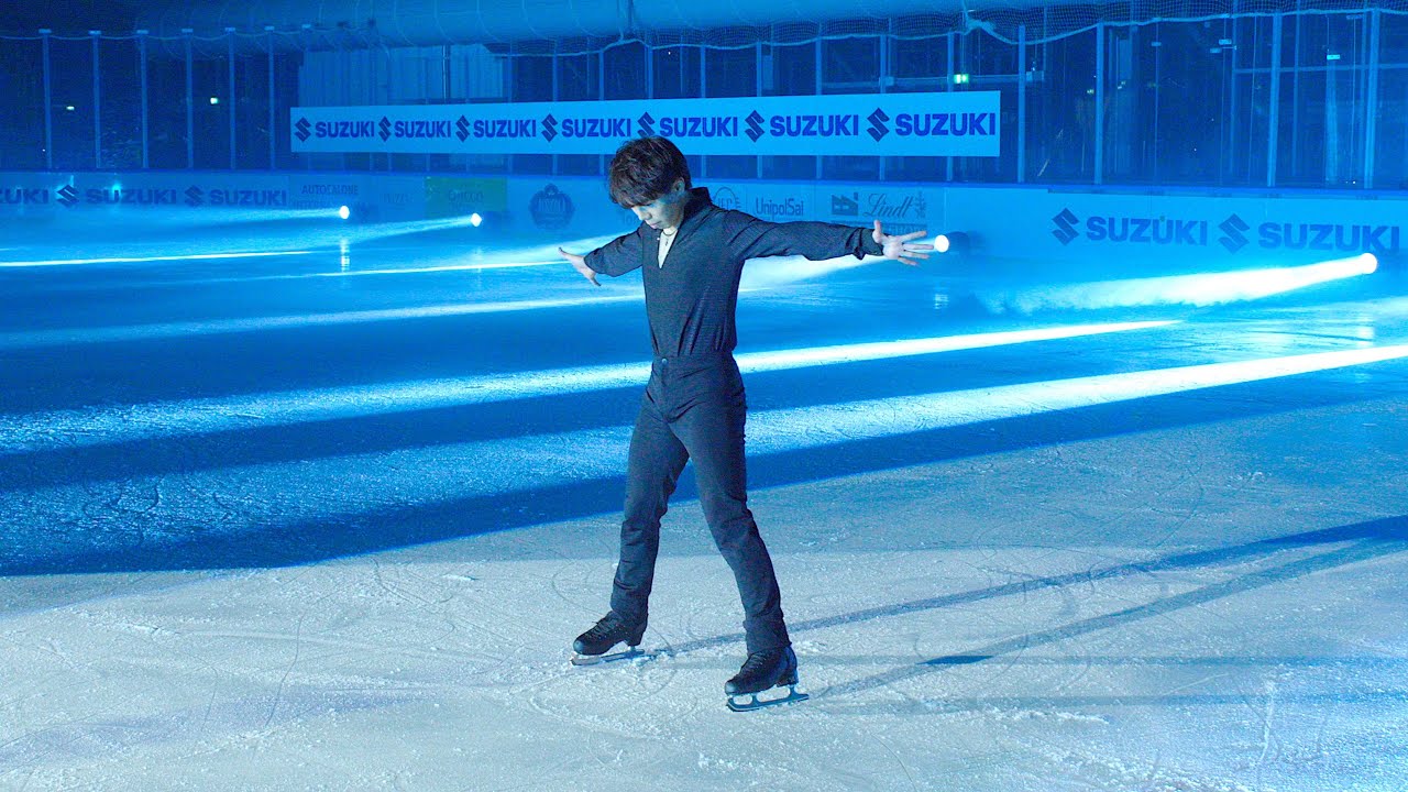 Shun Sato performs in Ghiaccio Spettacolo's 