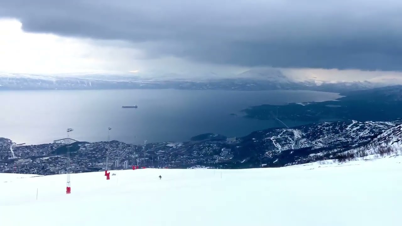 [SnowboardDad] Riding a Fjord at Narvikfjellet.