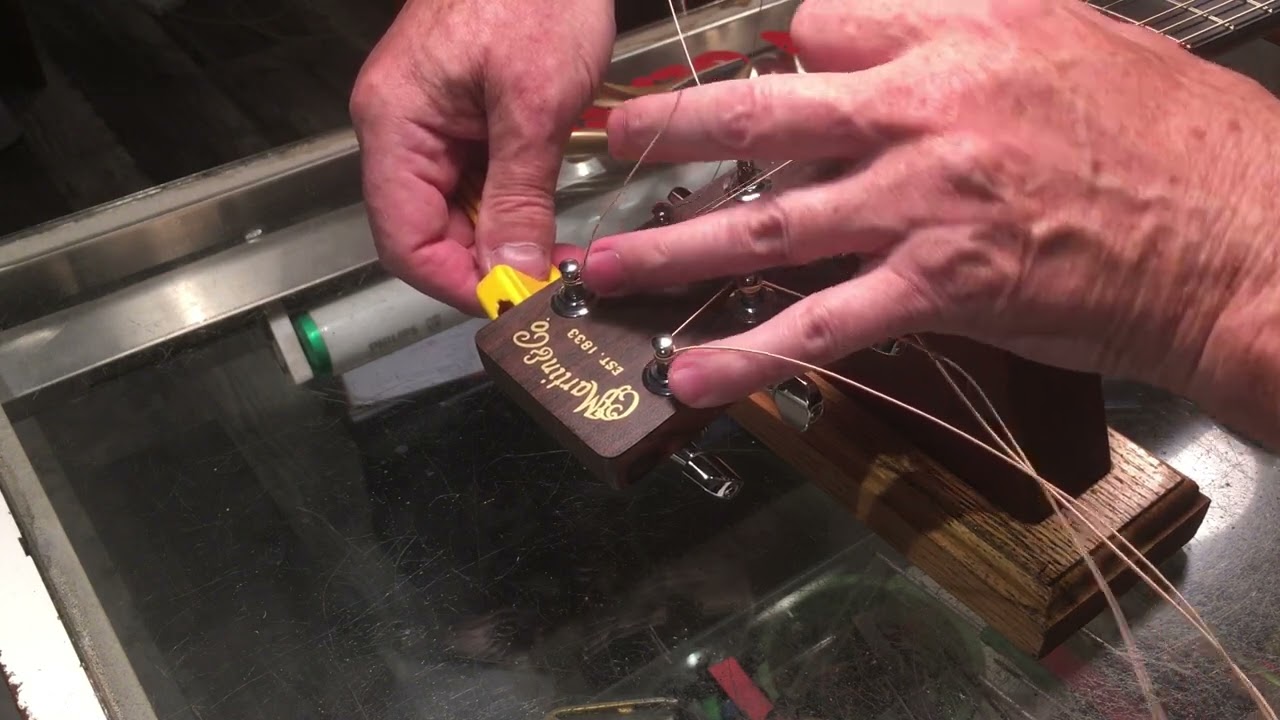 How to instal strings on an acoustic using a luthier's knot - Martin LX1