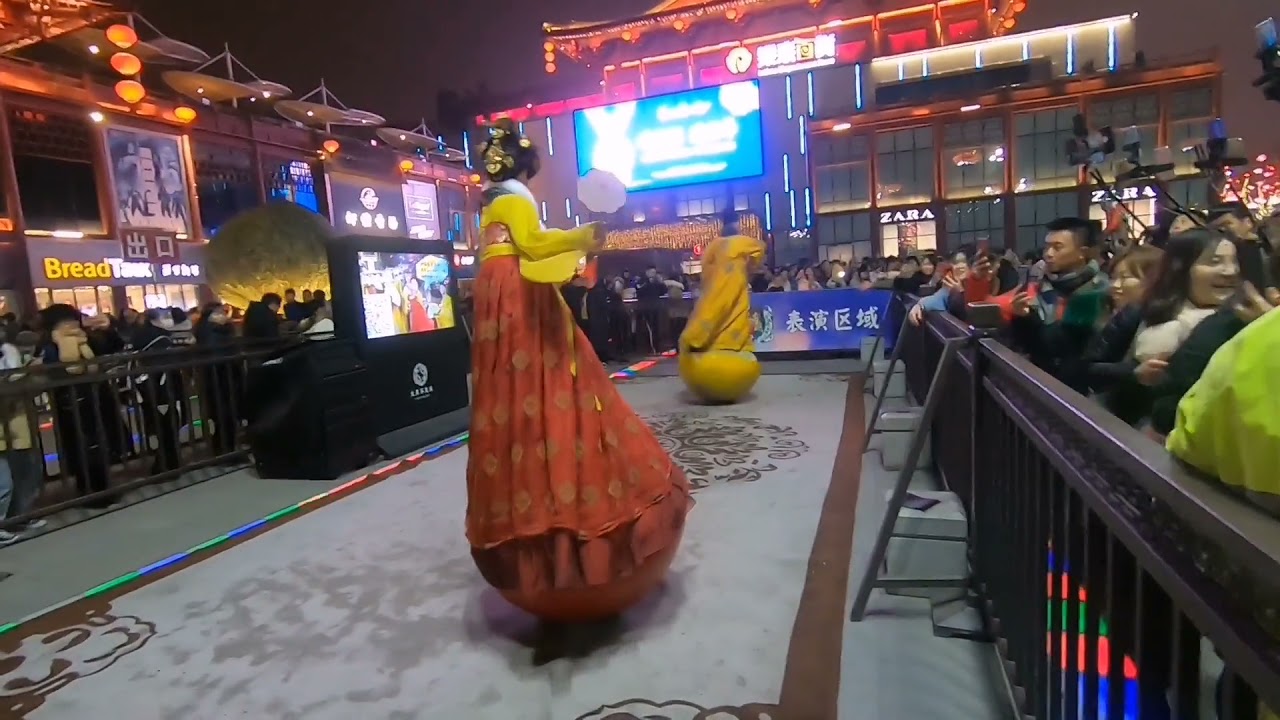 西安大唐不夜城，排2小时队看不倒翁小姐姐，笑容太让人心动了