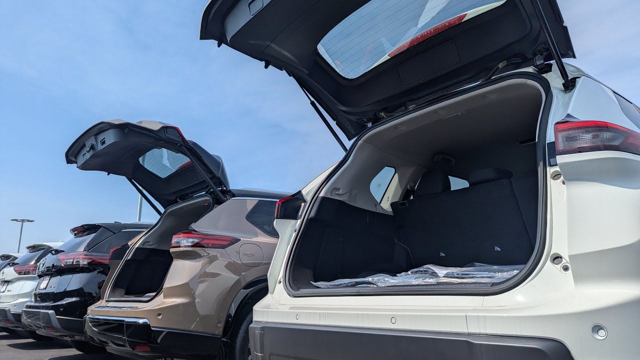 Демонстрация возможностей Nissan Rogue: ручная и моторизованная задняя дверь багажника.