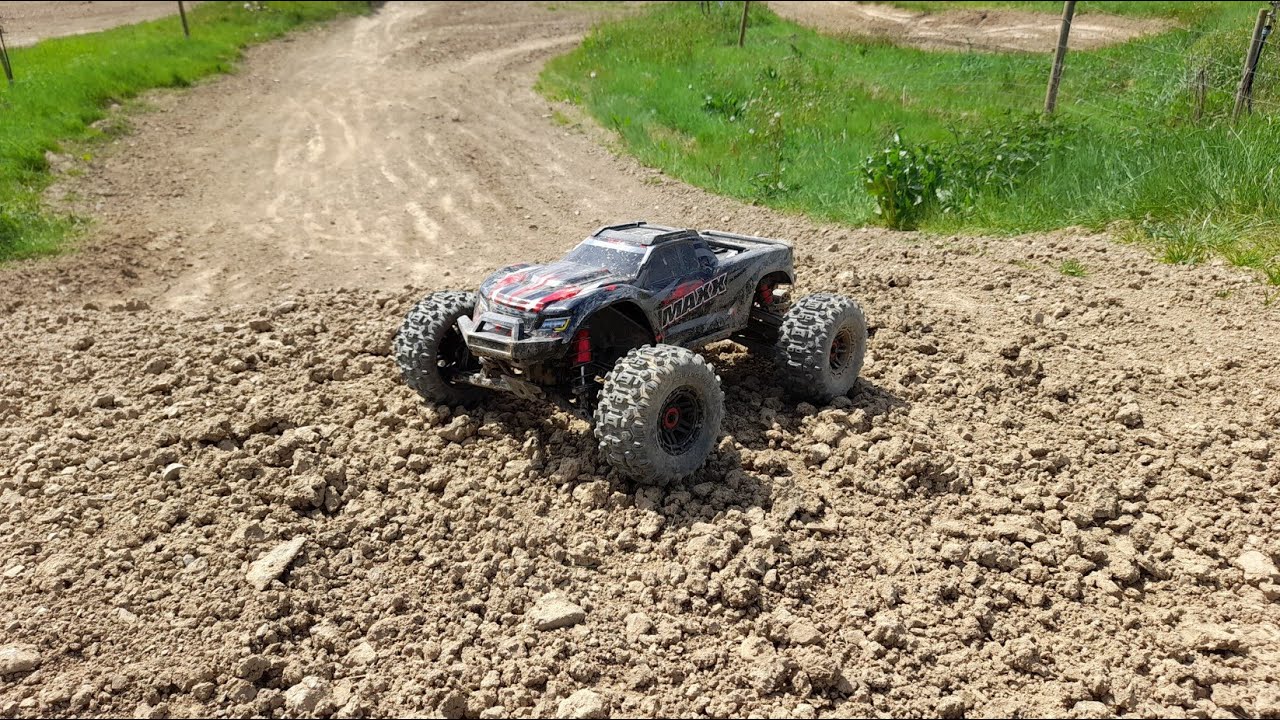 Traxxas Maxx V2 auf der Motocross Strecke + harte Federn