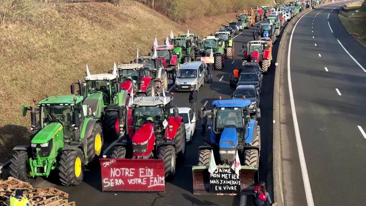 Francia, trattori invadono le autostrade verso la capitale. Gli agricoltori: 