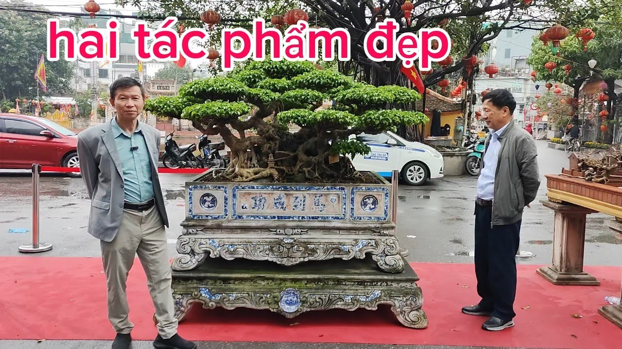 Bác Tạ Huỳnh với hai tác phẩm tham dự triển lãm Triều Khúc