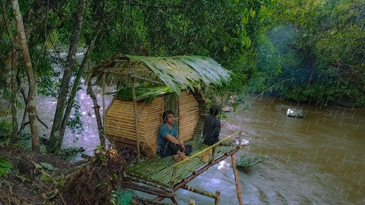 CAMPING HUJAN DERAS MEMBANGUN SELTER GANTUNG DI SAAT AIR SUNGAI SEDANG MELUAP