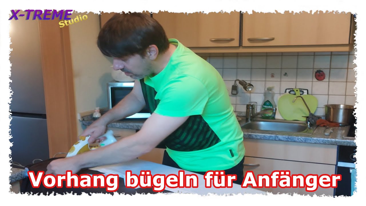 Der Meister beim Vorhang bügeln