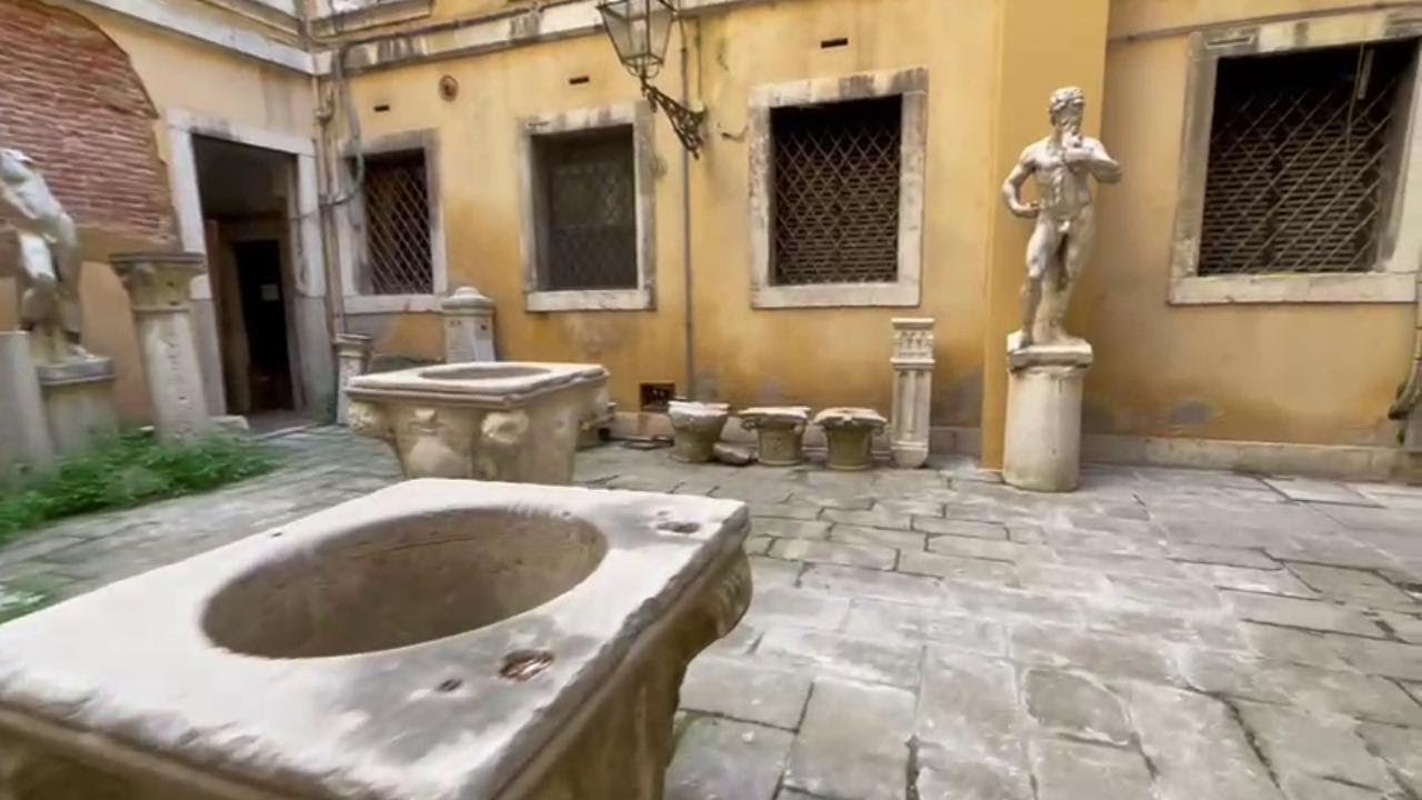 Venezia, i cortili delle Procuratie. Ecco il museo a cielo aperto lasciato tra i rifiuti
