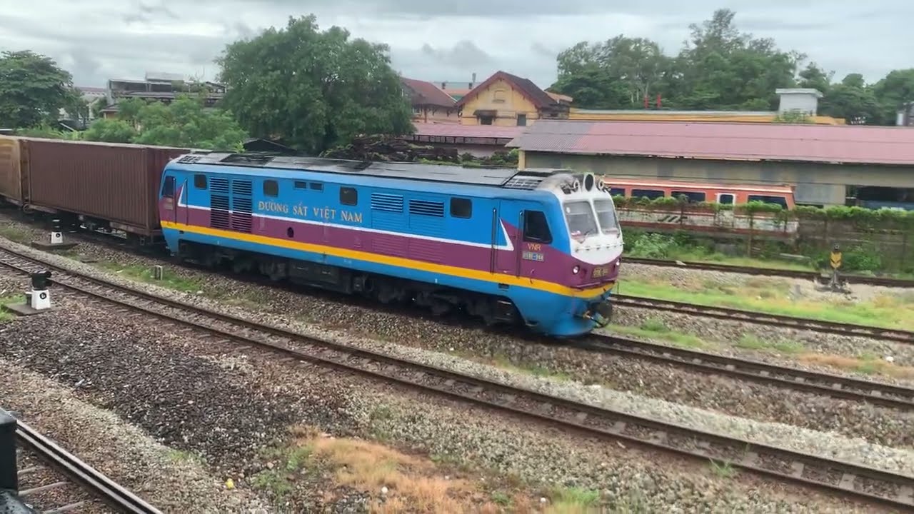 D19E-944 kéo tàu HH16 sau khi SE3 vào ga Huế